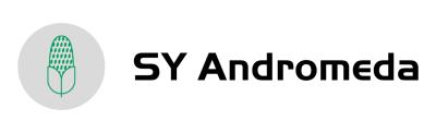Logo SY Andromeda s ikonou mikrofónu v kruhu na bielom pozadí