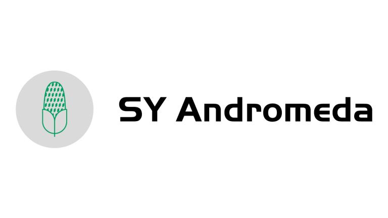Logo SY Andromeda s ikonou mikrofónu v kruhu na bielom pozadí